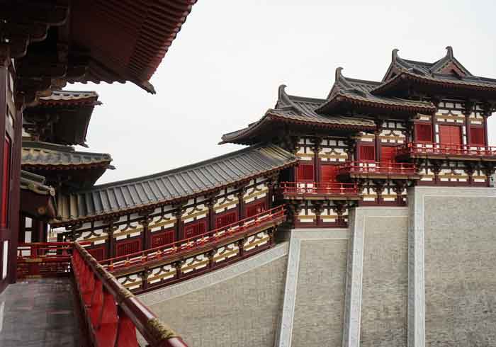 “百家媒体黄河行”采风团夜游龙门石窟