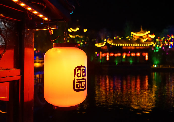 低调景区临清东宛园，夜色迷透着唐风宋