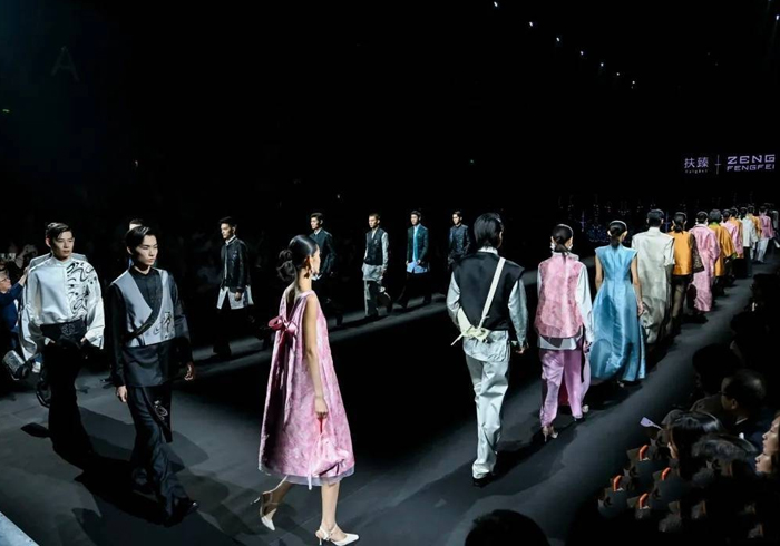 “潮”出圈！蜀锦成衣系列闪耀2026中国国际时装周