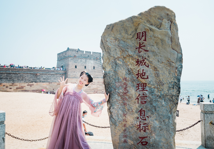 带娃儿打卡山海关，古城墙上演风华绝代，这里夜景美如画