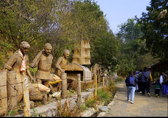 群山中，一个唤起童年记忆的小山村