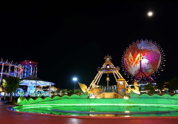 芒市傣家古镇，夜色里的傣风烟火与新奇邂逅