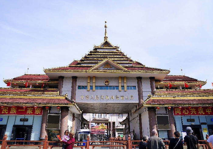 瑞丽姐告，触摸中缅边境的烟火与庄严