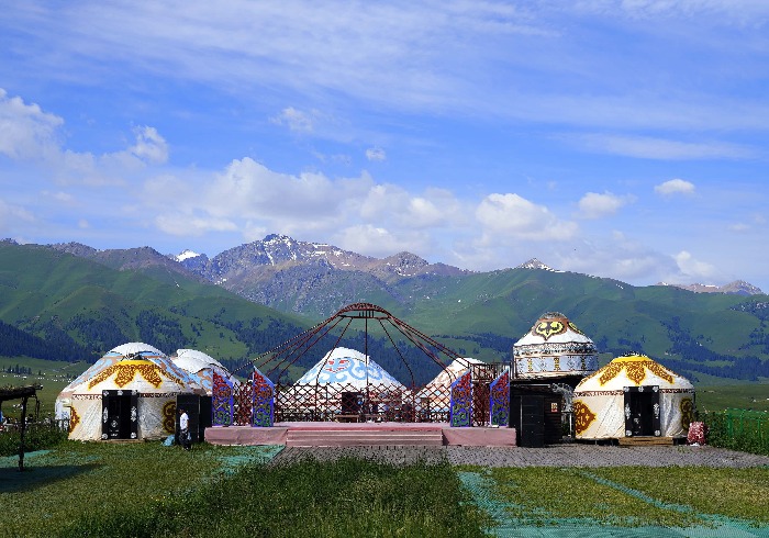 夏日那拉提，云端草原与雪山风情同框之旅