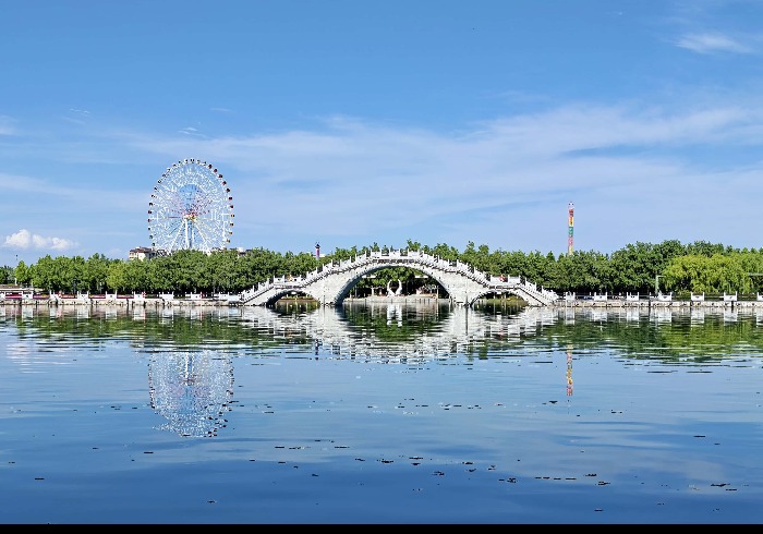 暮游巩留蝶湖公园